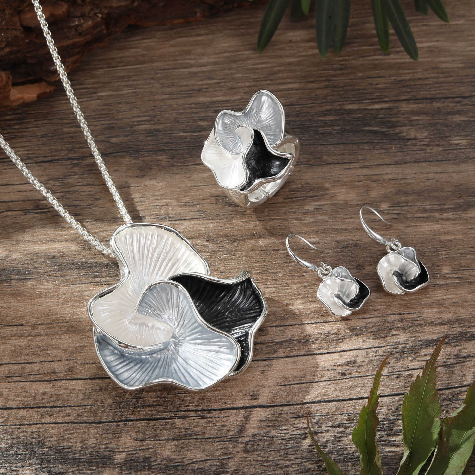 New Colored Oil Geometric Petal Earnail Ring Pendant Set for Womens Luxury Jewelry Set W250312