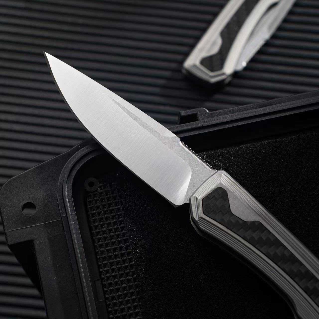 0556 Assisted Folding Knife Two-Tone Drop Point Blade, Bead Blasted Titanium Handles with Carbon Fiber Inlays Outdoor Tactical Hunting Knives 0022 330