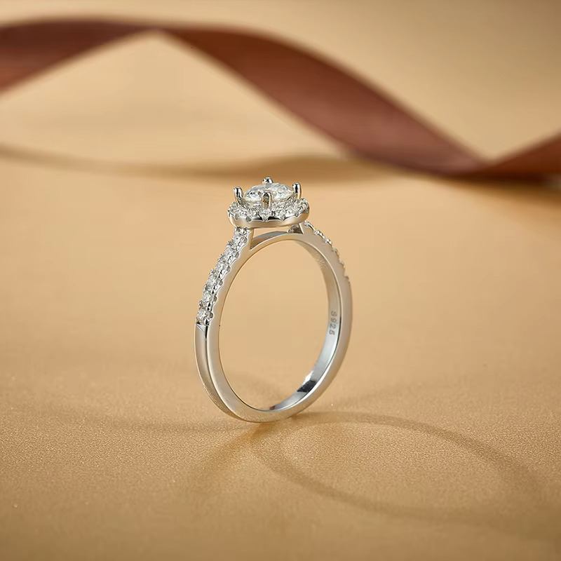 Luxury 925 Sterling 5mm Round Brilliant Cut Moissanite Diamond Ring Engagement Diamond Paved Halo Rings