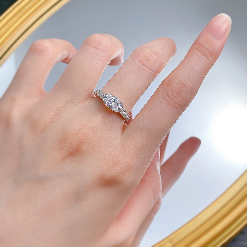 2025 Ins Top Sell Wedding Rings Luxury Jewelry Handmade Soild 925 Sterling Silver Oval Cut White Moissanite Diamond Gemtstones Party Promise Women Ban