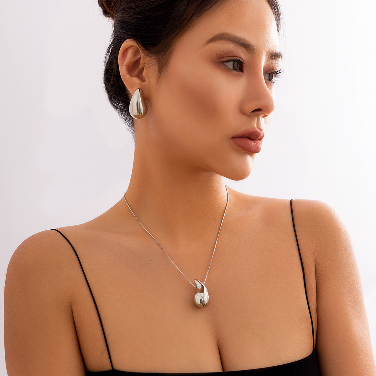 Simple Drop Shape Temperament Necklace Women's Senior Sense Niche Design Collar 2025 New Women's Necklace Jewelry