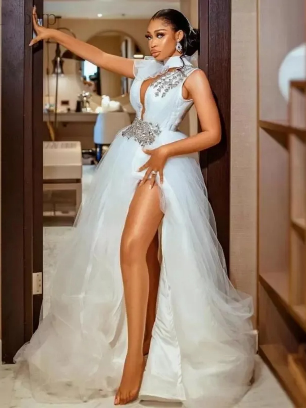 Plus Size A Line Wedding Dresses Crystal Lace Sleeveles High Neck Bride Dress Split Sweep Train Princess Bridal Dress Customized
