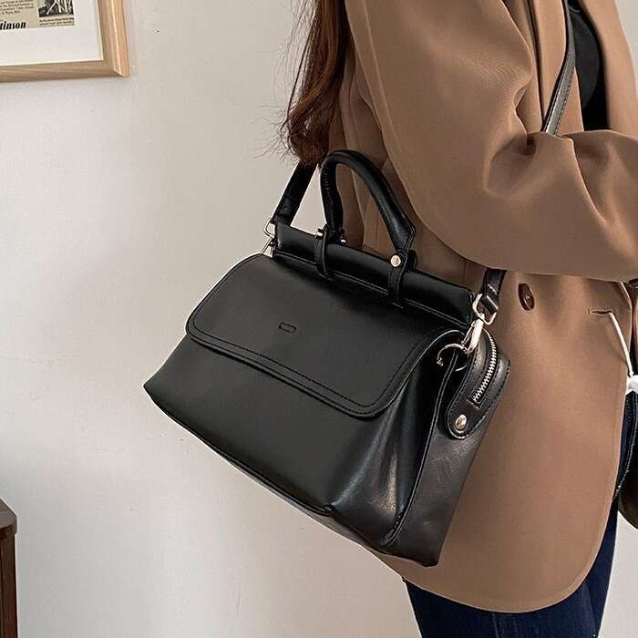 Women's Bags handbag New Trendy Versatile Postman Work Commuter Women's Large Capacity Texture Handheld Crossbody Bag