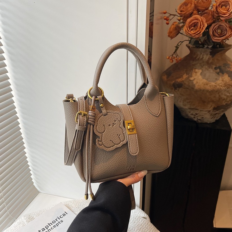 Fashion Women s Designer Light Luxury Handbag 2025 New Style Vegetable Basket Simple Niche Shoulder Bag Solid Color Crossbody Bag Casual Wallet Makeup