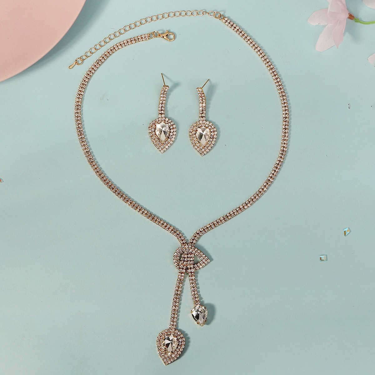 Fashionable necklace earring set with versatile design suitable for brides parties and parties. Two piece set of rhinestone jewelry W250312