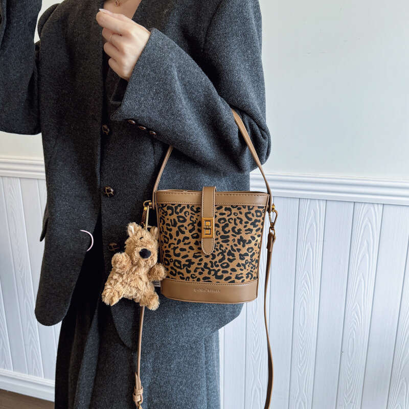 Women's Bags handbag Autumn and winter high-end handbag, casual light luxury bucket fashionable temperament bag, women's commuting shoulder 
