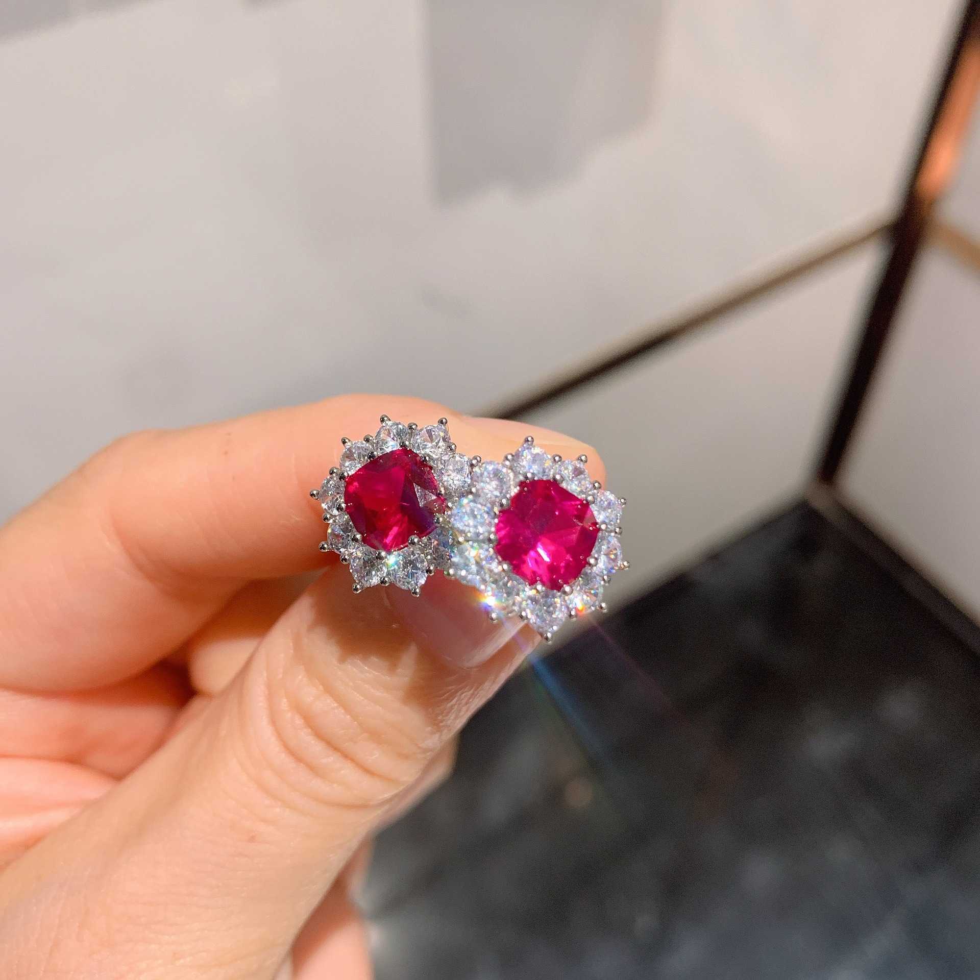 Zhuang Shengsheng an internet celebrity livestreams the Korean version of Ins trendy simulation red corundum set W250312