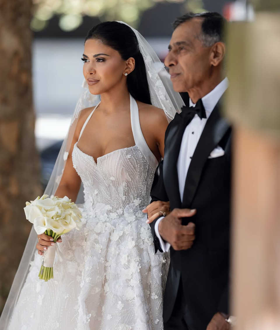 Elegant A e Women Wedding Halter Sleeveless Bridal Gowns 3D Appliques Beaded Sweep Train Dress Custom Made