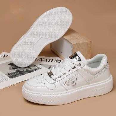 Light and carefree, these comfortable and versatile casual shoes
