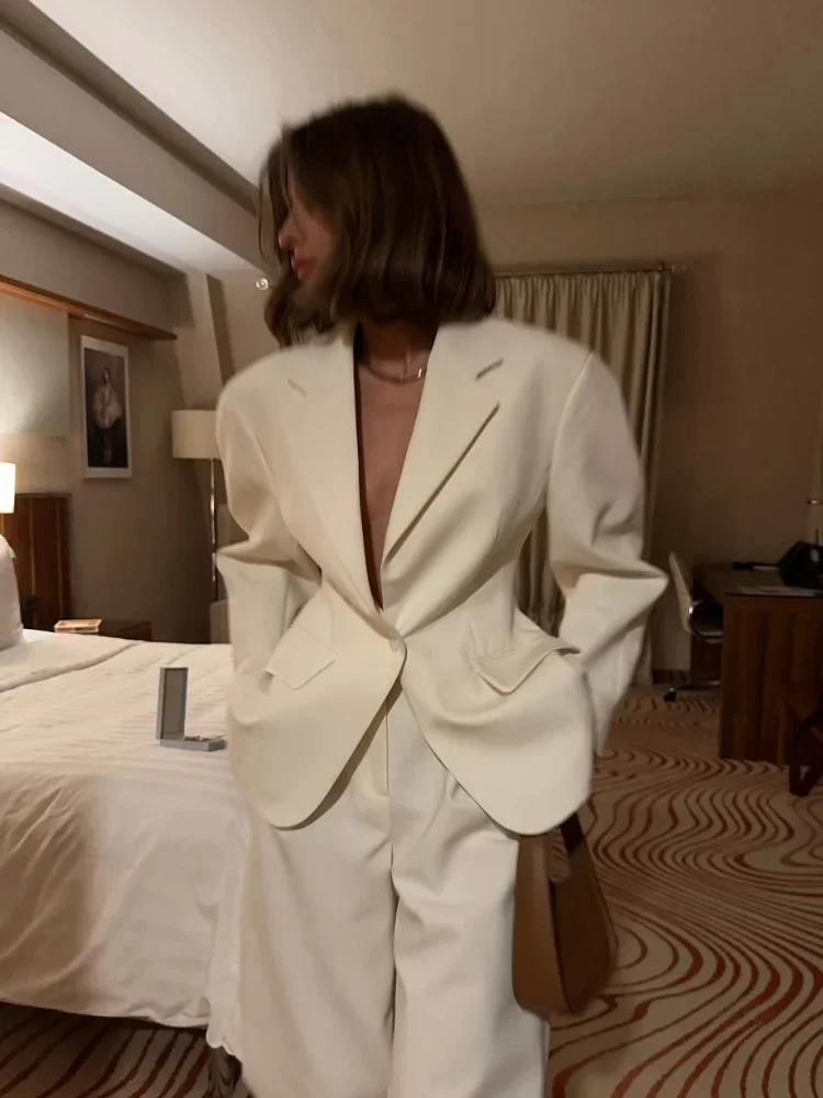 Early Spring White Lapel Flip Pocket Blazer Jacket Women Fashion Waist Up Long Sleeve Cropped Coat Lady Commuting Outercoat 250311