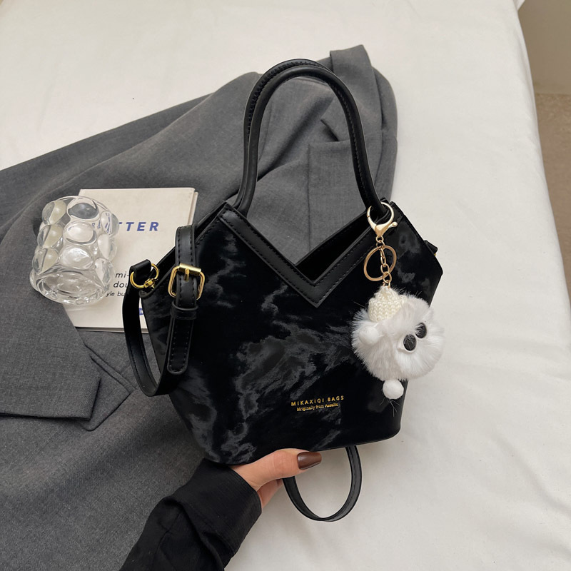 Small niche design bag womens large capacity 2025 new versatile casual crossbody bag hand-held commuting bucket bag240918
