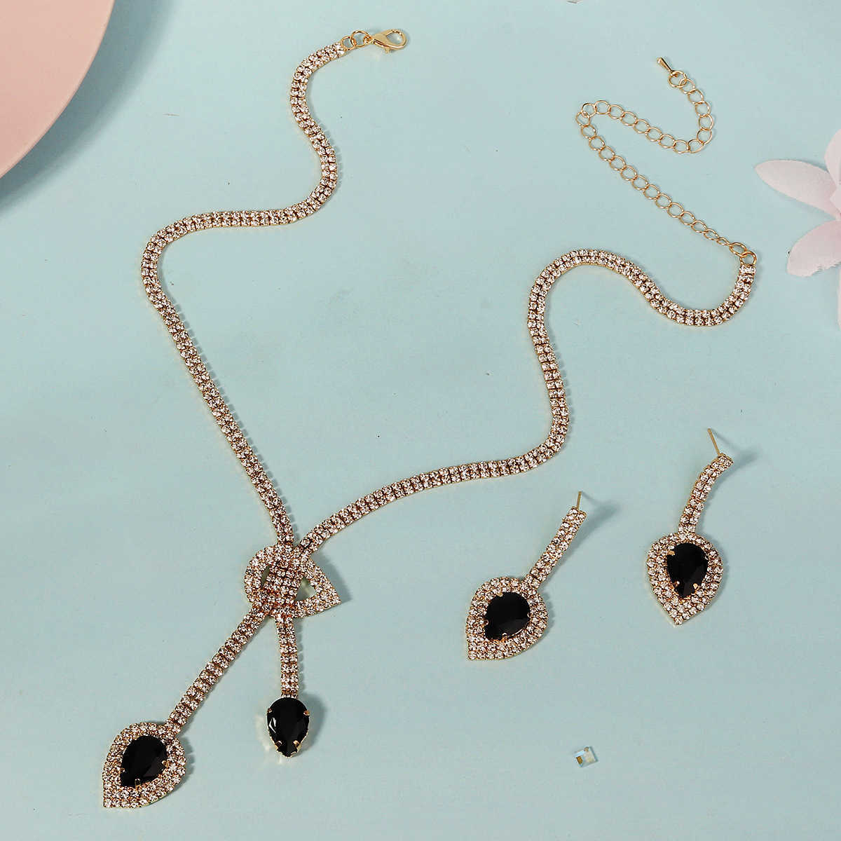 Fashionable necklace earring set with versatile design suitable for brides parties and parties. Two piece set of rhinestone jewelry W250312