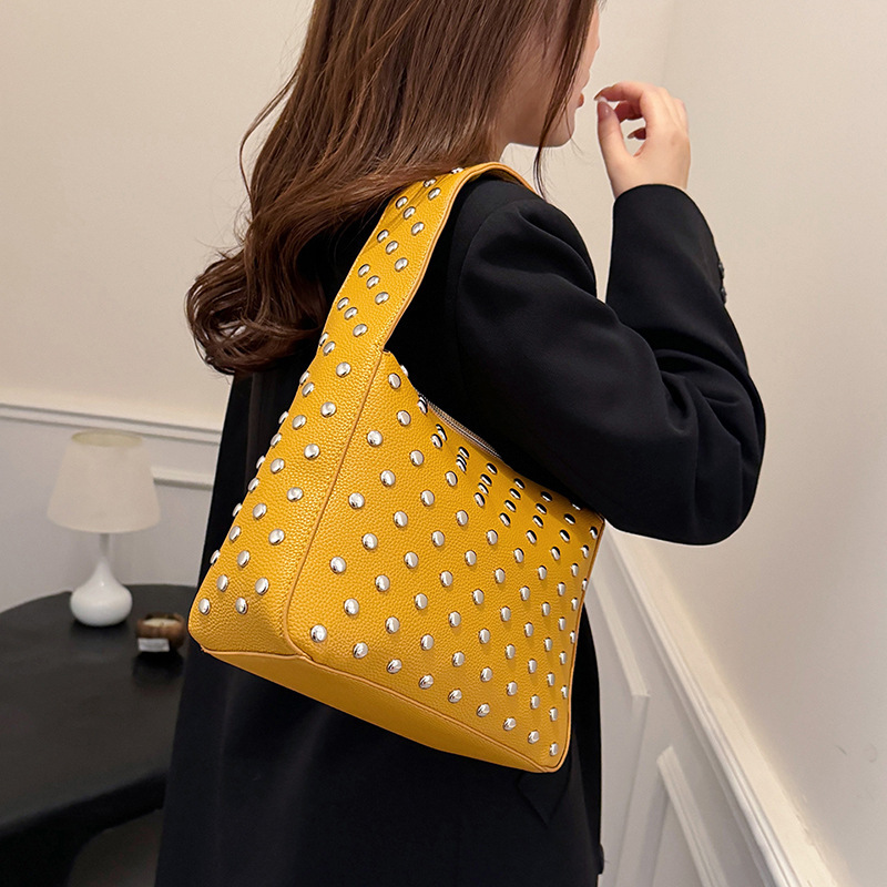 New Rivet Handheld Single Shoulder Underarm Bag 2025 Fashion Designer Heavy Industry Advanced Personalized Motorcycle Bag Handbag Wallet Storage Bag