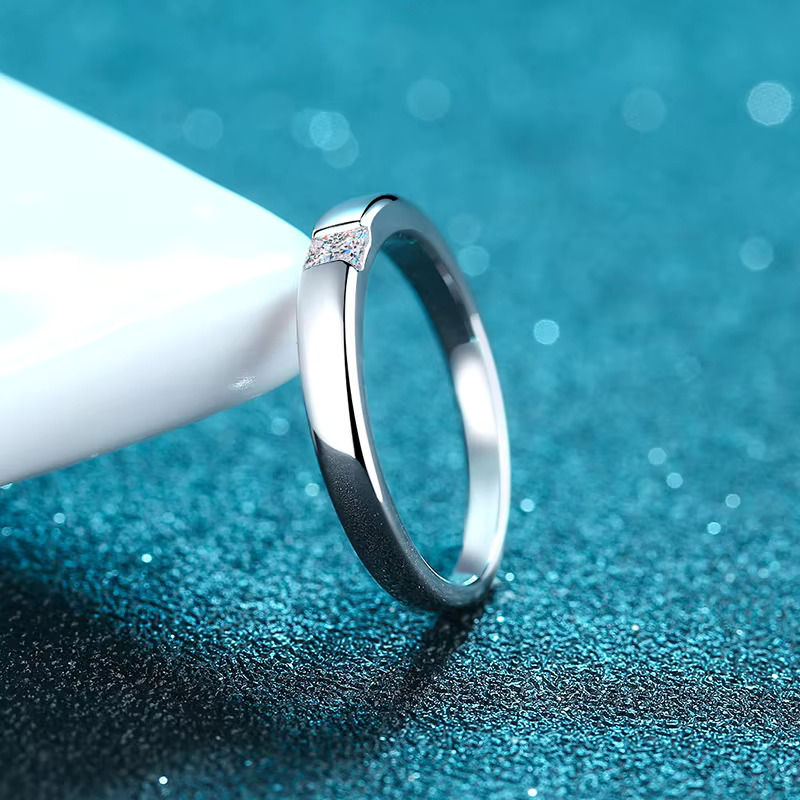 Exquisite Moissanite Engagement Ring Fashionable and Simple S925 Sterling Silver Universal Mens and Womens Rings Wholesale