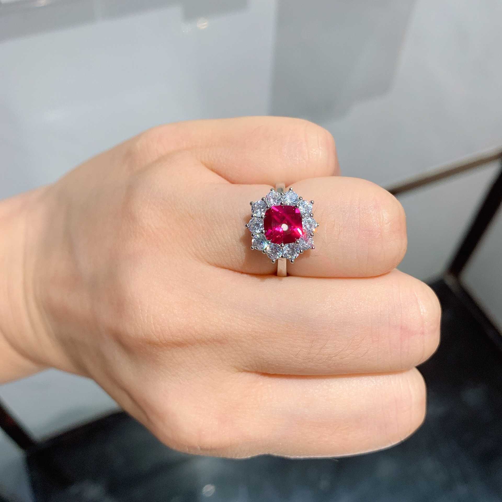 Zhuang Shengsheng an internet celebrity livestreams the Korean version of Ins trendy simulation red corundum set W250312