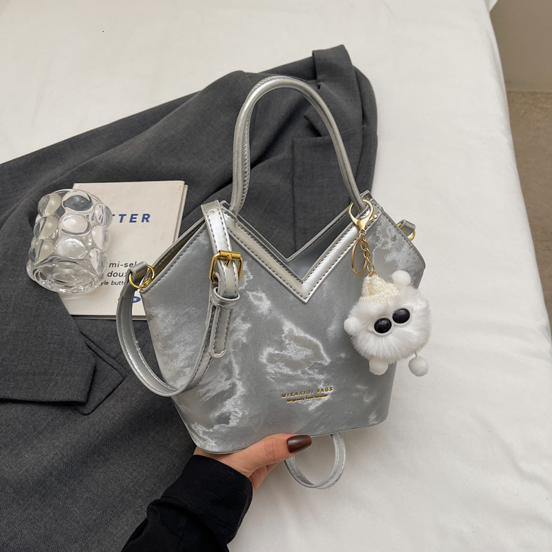 Small niche design bag womens large capacity 2025 new versatile casual crossbody bag hand-held commuting bucket bag240918