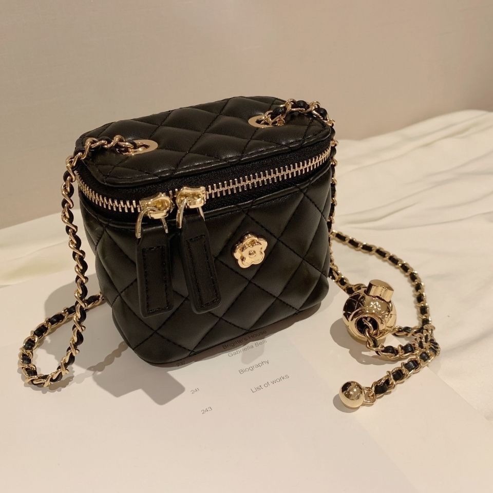 2025 New Black Gold Chain Flower Diamond Grid Shoulder Bag Fashion Designer Women s Handbag Light Luxury Crossbody Bag Wallet Storage Bag Leisure Mini