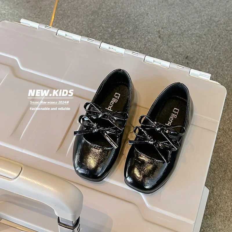 2024 Autumn Girls CHIldrens Leather Boots New Fashion Princess Sled Soft Bottom Sweet Bow Edition Par Shoes Z250312