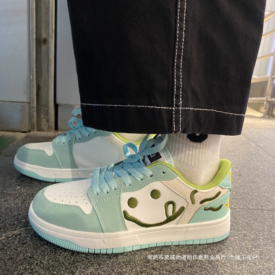 2025 new mint green niche designer trendy fashion couple casual training style multifunctional, lightweight and fashionable sports skateboard