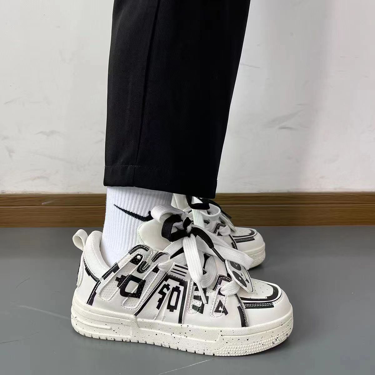 2025 New Commercial Street Graffiti Sports Thick Soled Shoes For Men And Women Design Harajuku Casual White Board Shoes