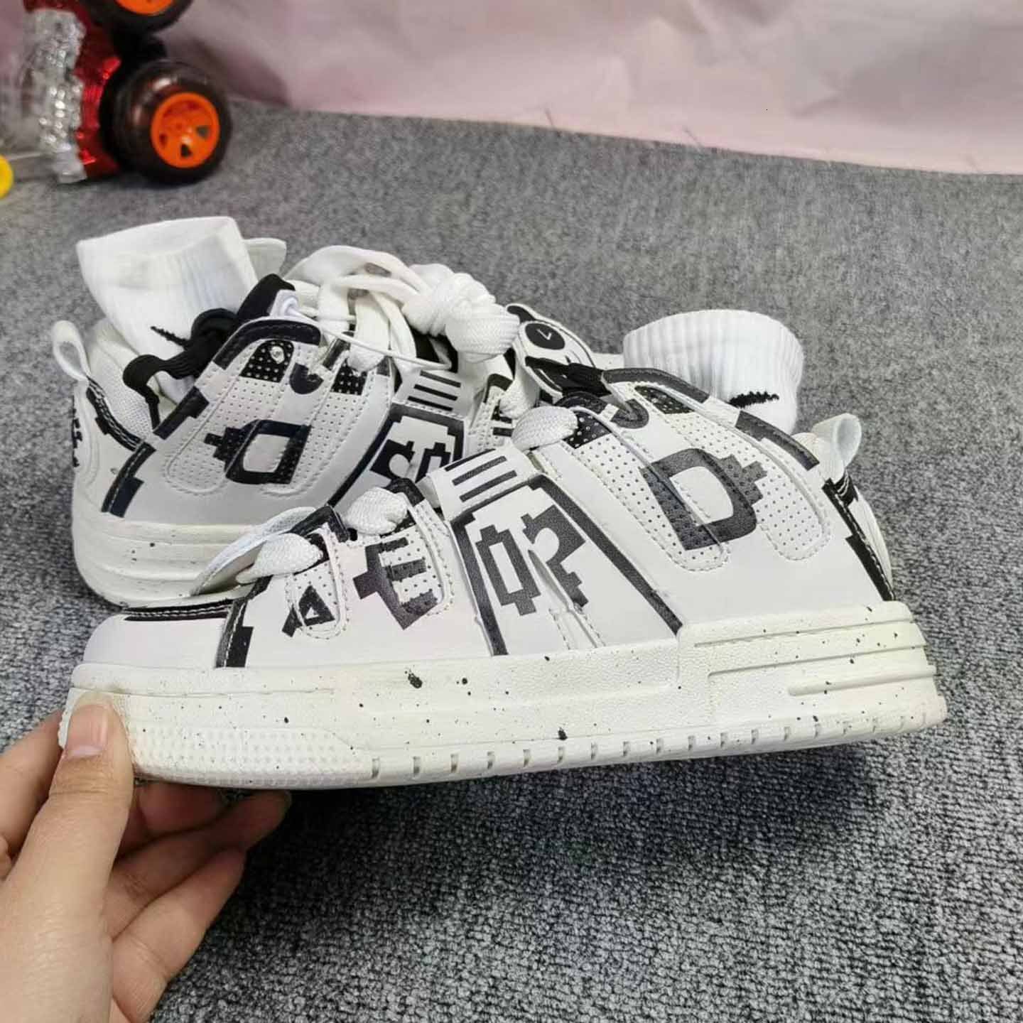 2025 New Commercial Street Graffiti Sports Thick Soled Shoes For Men And Women Design Harajuku Casual White Board Shoes