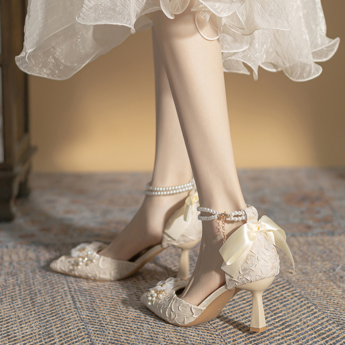 Designer sandals 2025 New Spring and Autumn New Bow Hollow High Heels, Elegant Pearl Chain Pointed Princess Shoes, Versatile for Children, Single Shoe