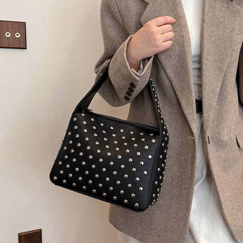 New Rivet Handheld Single Shoulder Underarm Bag 2025 Fashion Designer Heavy Industry Advanced Personalized Motorcycle Bag Handbag Wallet Storage Bag