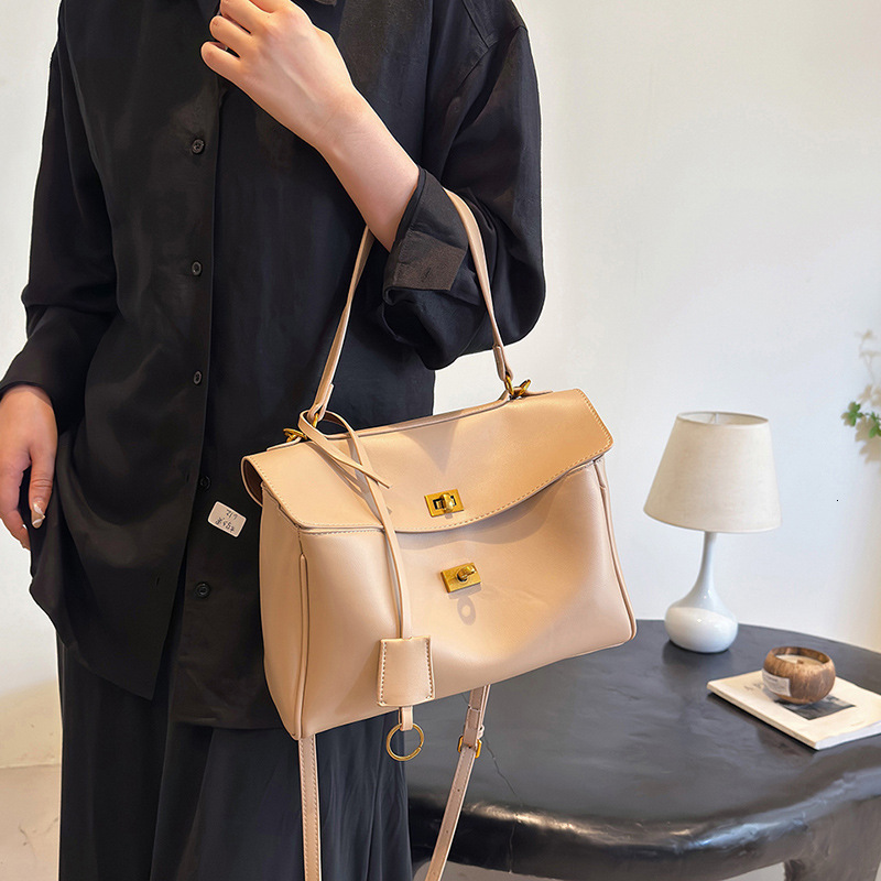 2025 New Korean Fashion Designer Women s Handbag High End Popular Large Capacity Storage Bag Commuter Bag Crossbody Bag Wallet Storage Bag