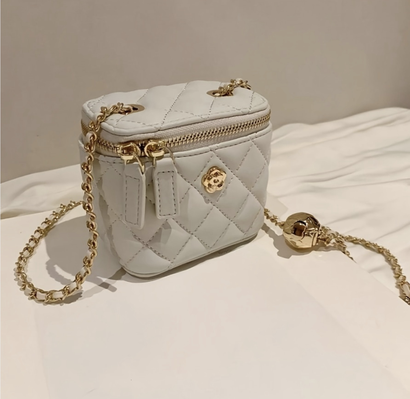 2025 New Black Gold Chain Flower Diamond Grid Shoulder Bag Fashion Designer Women s Handbag Light Luxury Crossbody Bag Wallet Storage Bag Leisure Mini