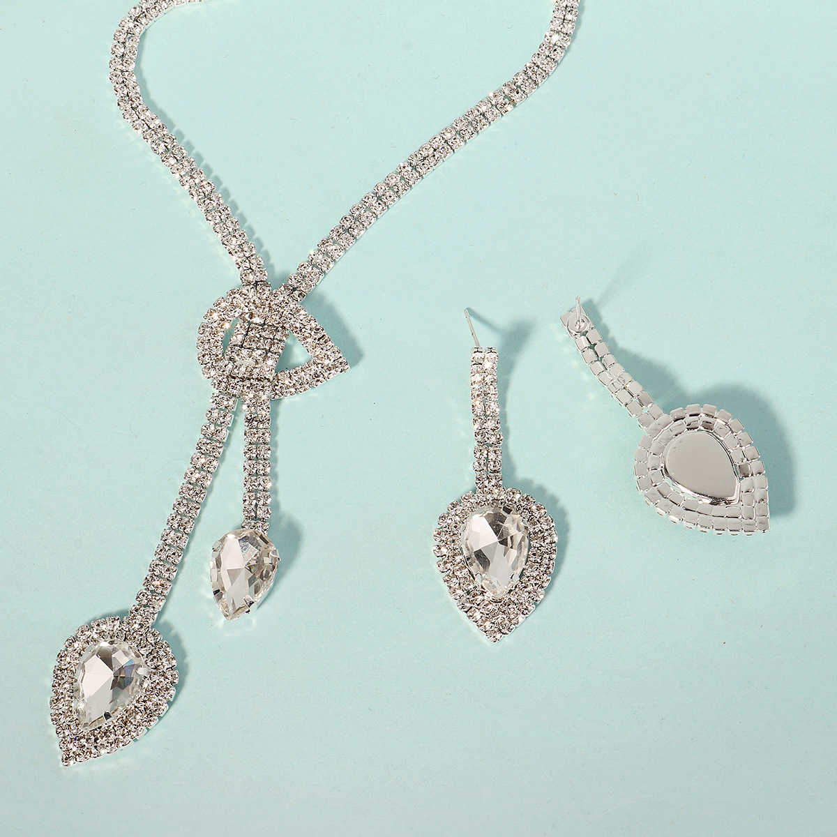 Fashionable necklace earring set with versatile design suitable for brides parties and parties. Two piece set of rhinestone jewelry W250312