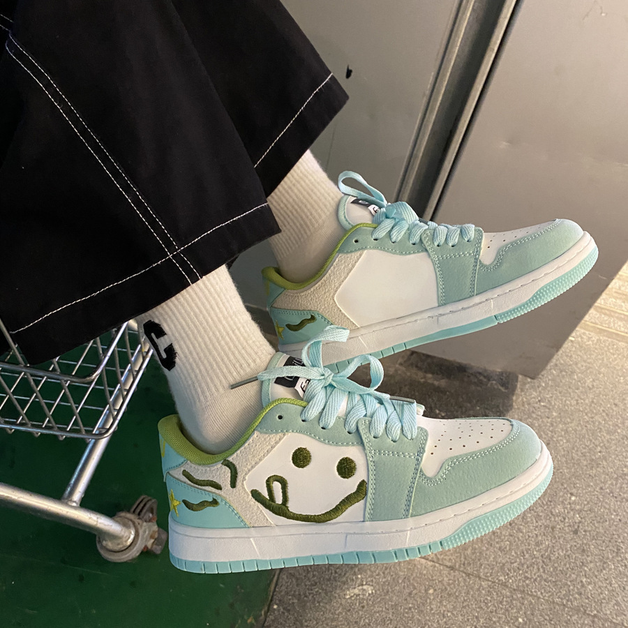 2025 new mint green niche designer trendy fashion couple casual training style multifunctional, lightweight and fashionable sports skateboard