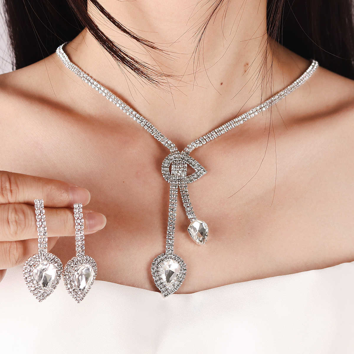 Fashionable necklace earring set with versatile design suitable for brides parties and parties. Two piece set of rhinestone jewelry W250312