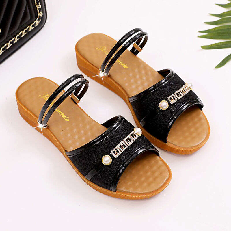 Slippers women wearing out 2023 new soft soled that are not tiring the feet, dual-use shoes for women, one-piece women's sandals