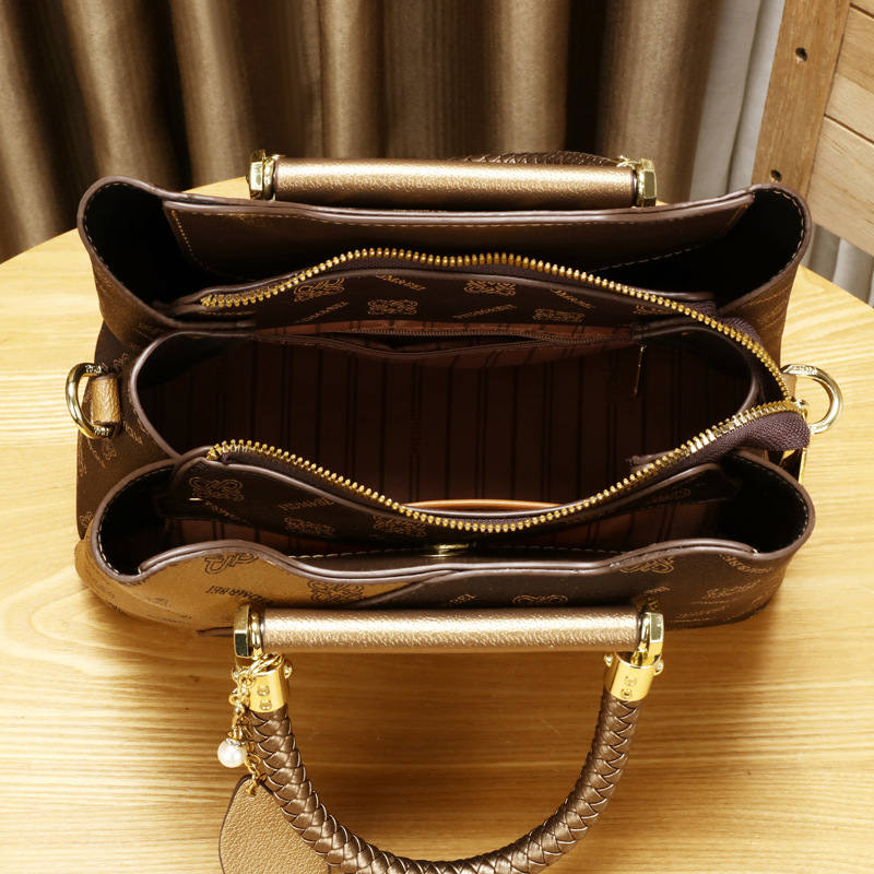 Women s 2025 New High end Fashion Designer Light Luxury Handbag Women s Casual Large Capacity Shoulder Bag High quality Crossbody Bag