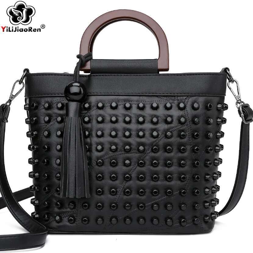 Fashion Sheepskin Leather Handbag Rivet Ladies Hand Tote Bag Famous Brand Messenger Crossbody Bags For Women