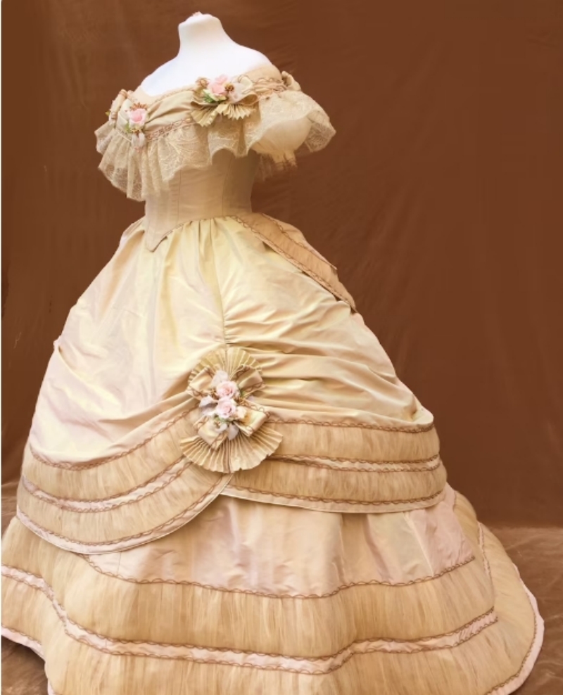 Vintage Victorian Prom Dresses Scoop Neck Off Shoulder Long Ball Gown Historical Masquerade Dress Pleats Tiered Long Special Occasion Gown