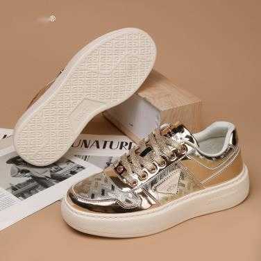 Light and carefree, these comfortable and versatile casual shoes