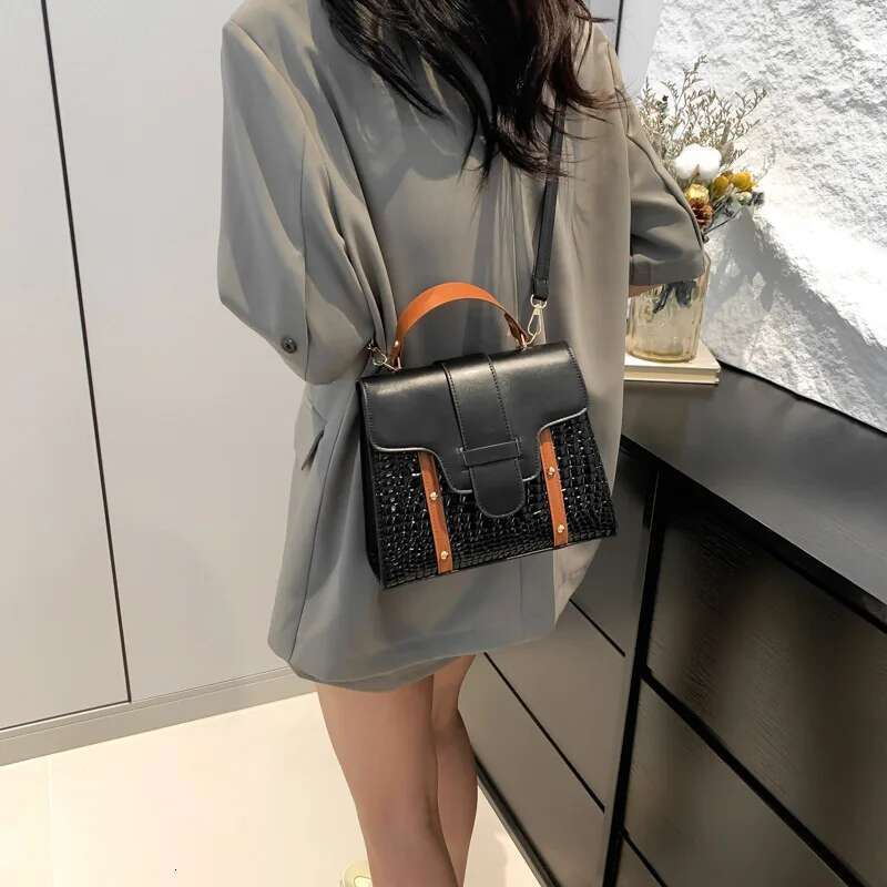 2025 New High Quality Women s Soft Shoulder Bag Crossbody Bag Fashion Designer Women s Handbag High Quality Leather Underarm Bag Light Luxury Wallet P