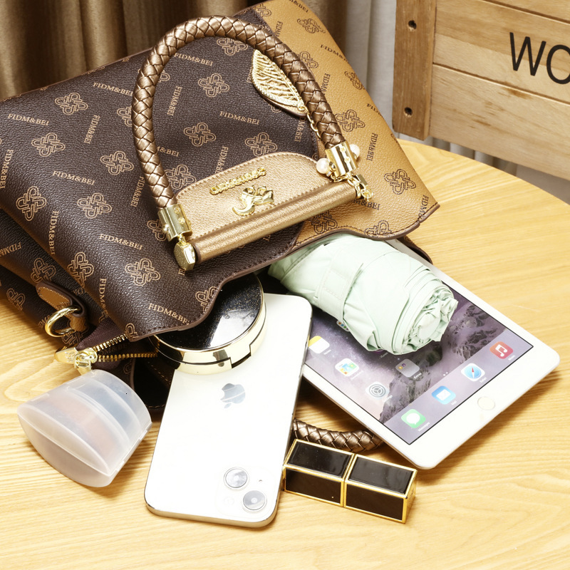 Women s 2025 New High end Fashion Designer Light Luxury Handbag Women s Casual Large Capacity Shoulder Bag High quality Crossbody Bag