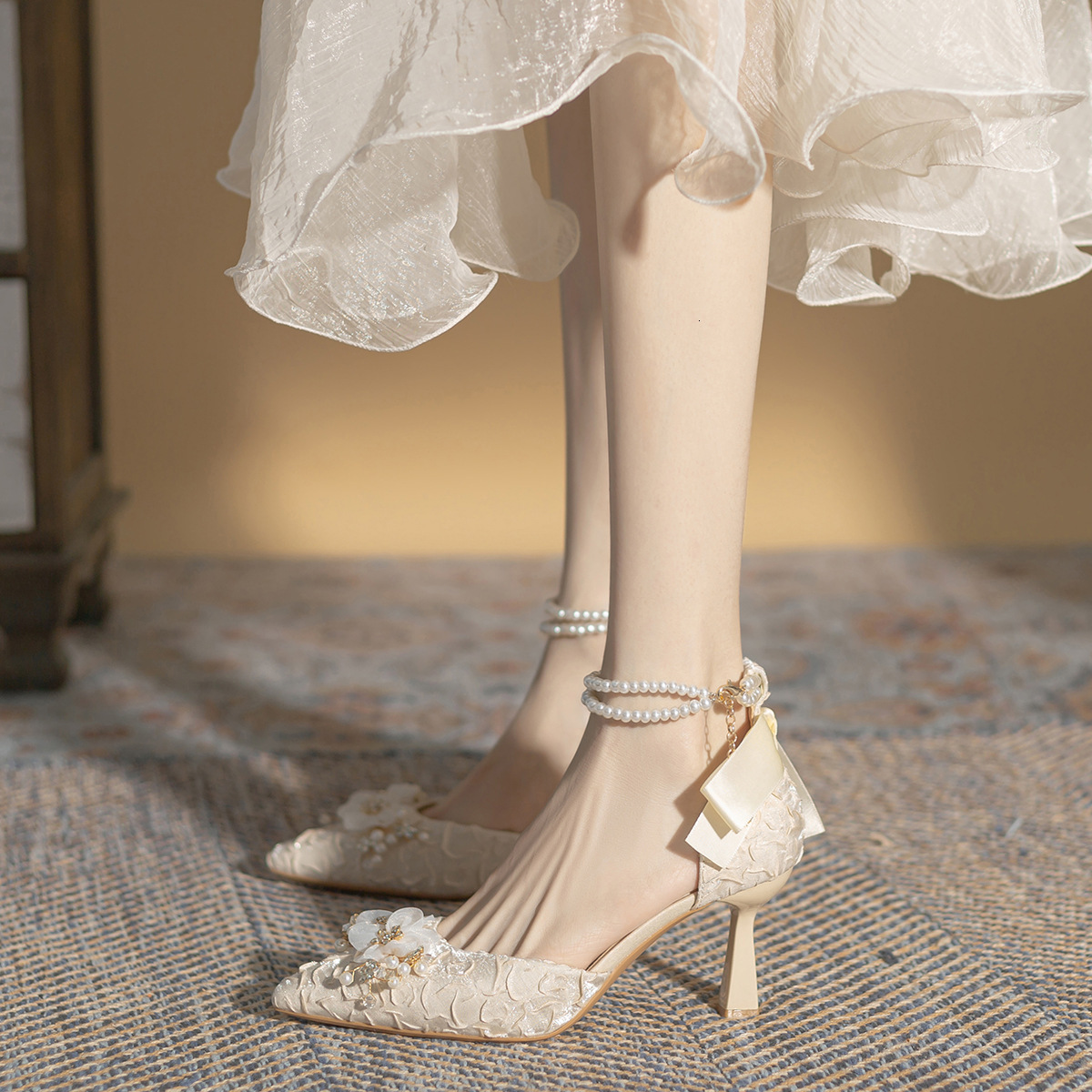 Designer sandals 2025 New Spring and Autumn New Bow Hollow High Heels, Elegant Pearl Chain Pointed Princess Shoes, Versatile for Children, Single Shoe