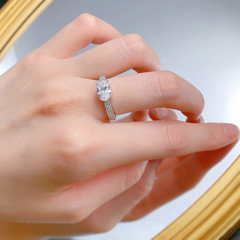 2025 Ins Top Sell Wedding Rings Luxury Jewelry Handmade Soild 925 Sterling Silver Oval Cut White Moissanite Diamond Gemtstones Party Promise Women Ban