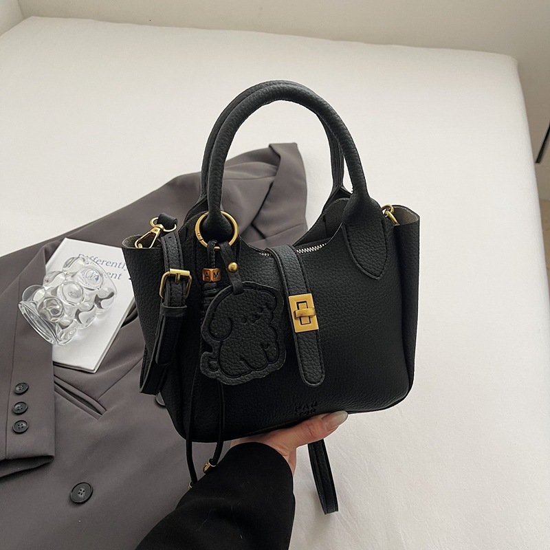 Fashion Women s Designer Light Luxury Handbag 2025 New Style Vegetable Basket Simple Niche Shoulder Bag Solid Color Crossbody Bag Casual Wallet Makeup