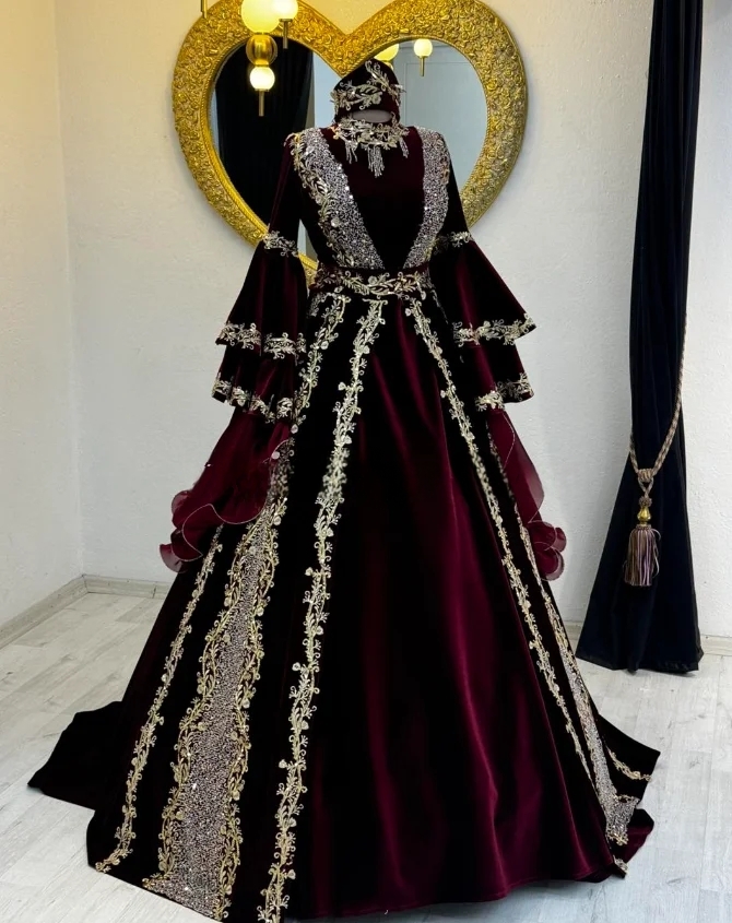 Elegant Moroccan Kaftan Muslim Burgundy Velvet Prom Dresses Long Sleeves High Collar Formal Occasion Gowns Beads Gold Appliques Floor Length Arabic Ev