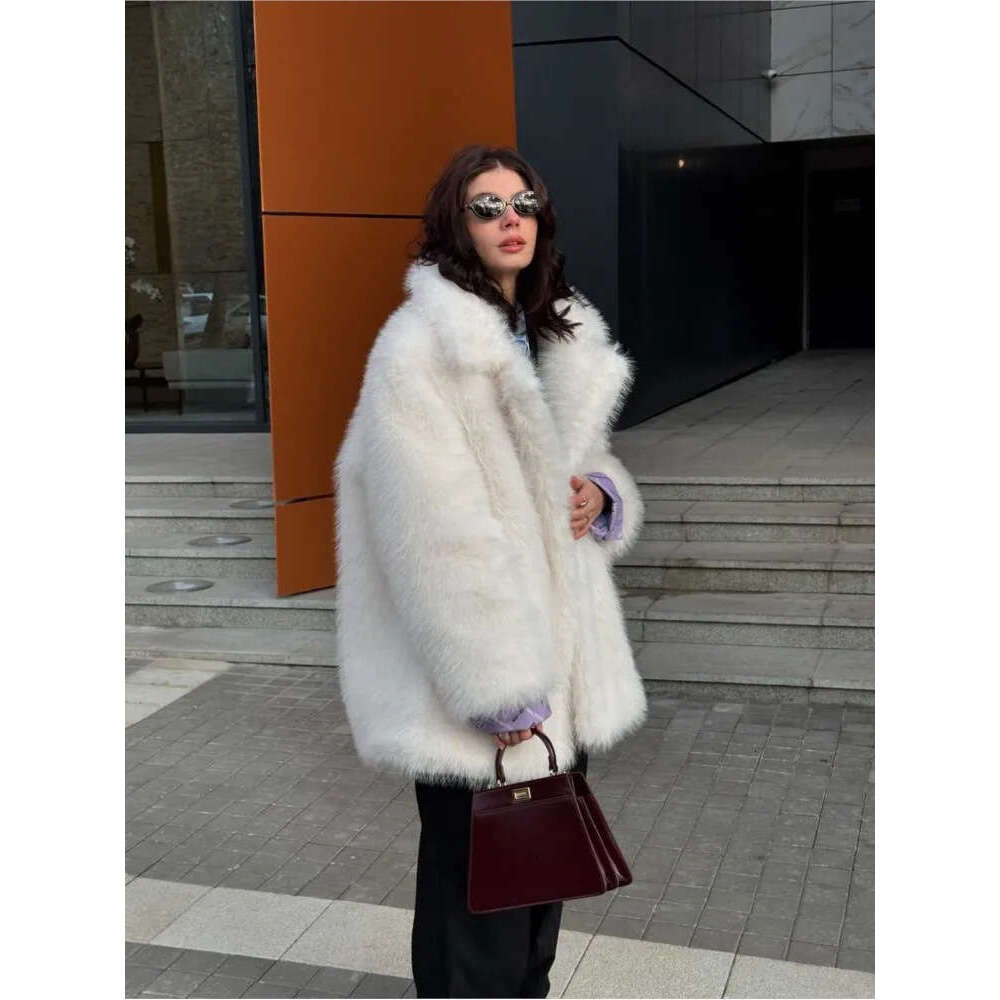 2024 Autumn/Winter Women's Coat With Elegant Loose Fur, Imitating Fox Fur And Plush, Suitable For Socialites