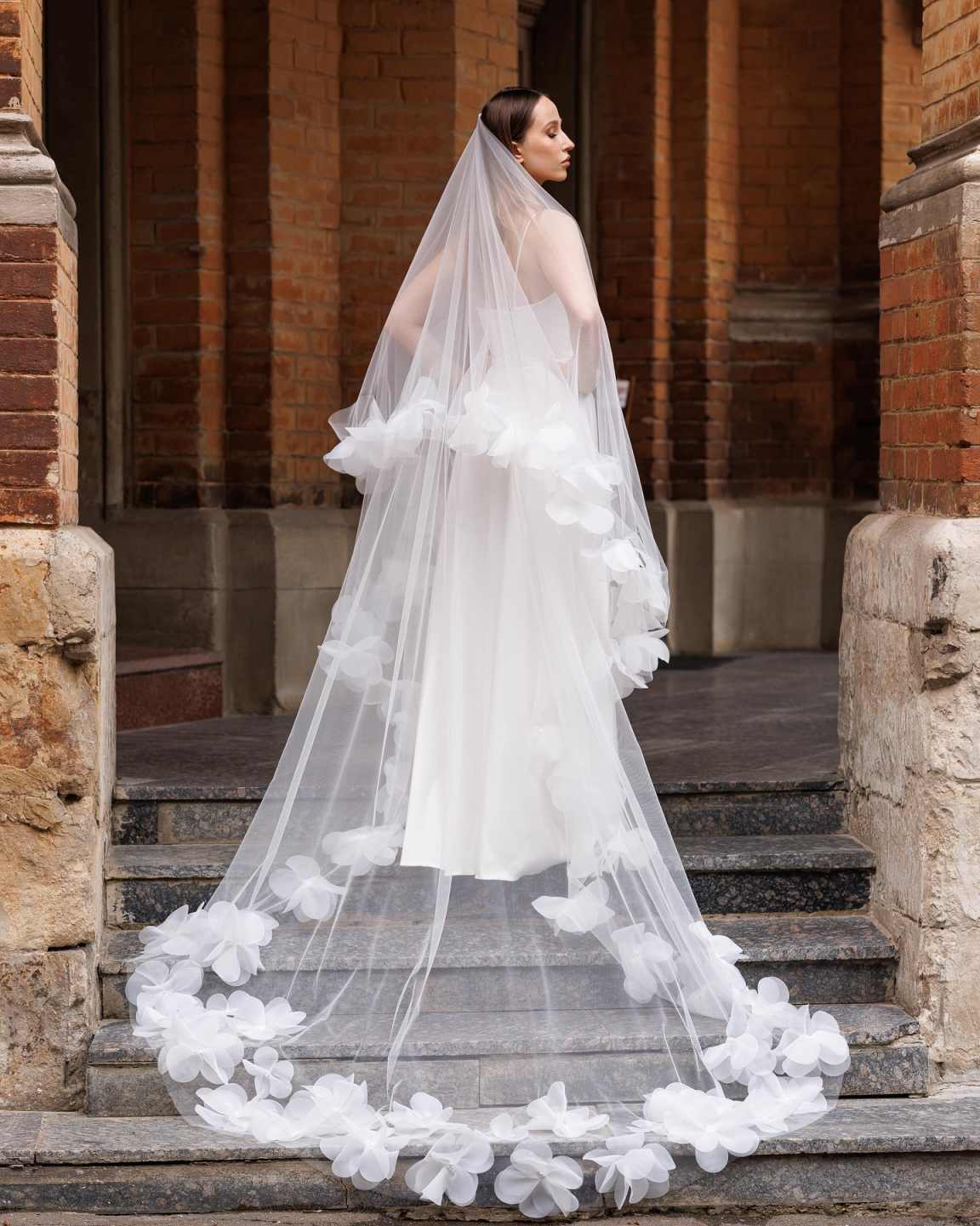 Customized Wedding Veils 3D Hand Made Flowers Edge Hair Accessories Long Floral Bridal Veil With Comb