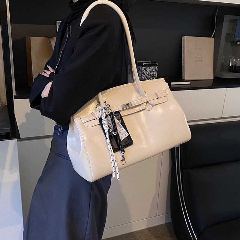 Spring 2025 Fashion Luxury Niche Designer High-end Leather Women s Handbag Simple Style Large Capacity Storage Bag Casual Crossbody Bag Wallet