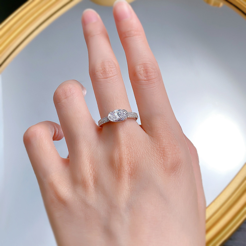 2025 Ins Top Sell Wedding Rings Luxury Jewelry Handmade Soild 925 Sterling Silver Oval Cut White Moissanite Diamond Gemtstones Party Promise Women Ban