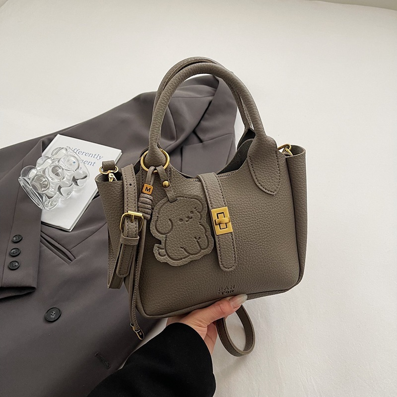 Fashion Women s Designer Light Luxury Handbag 2025 New Style Vegetable Basket Simple Niche Shoulder Bag Solid Color Crossbody Bag Casual Wallet Makeup