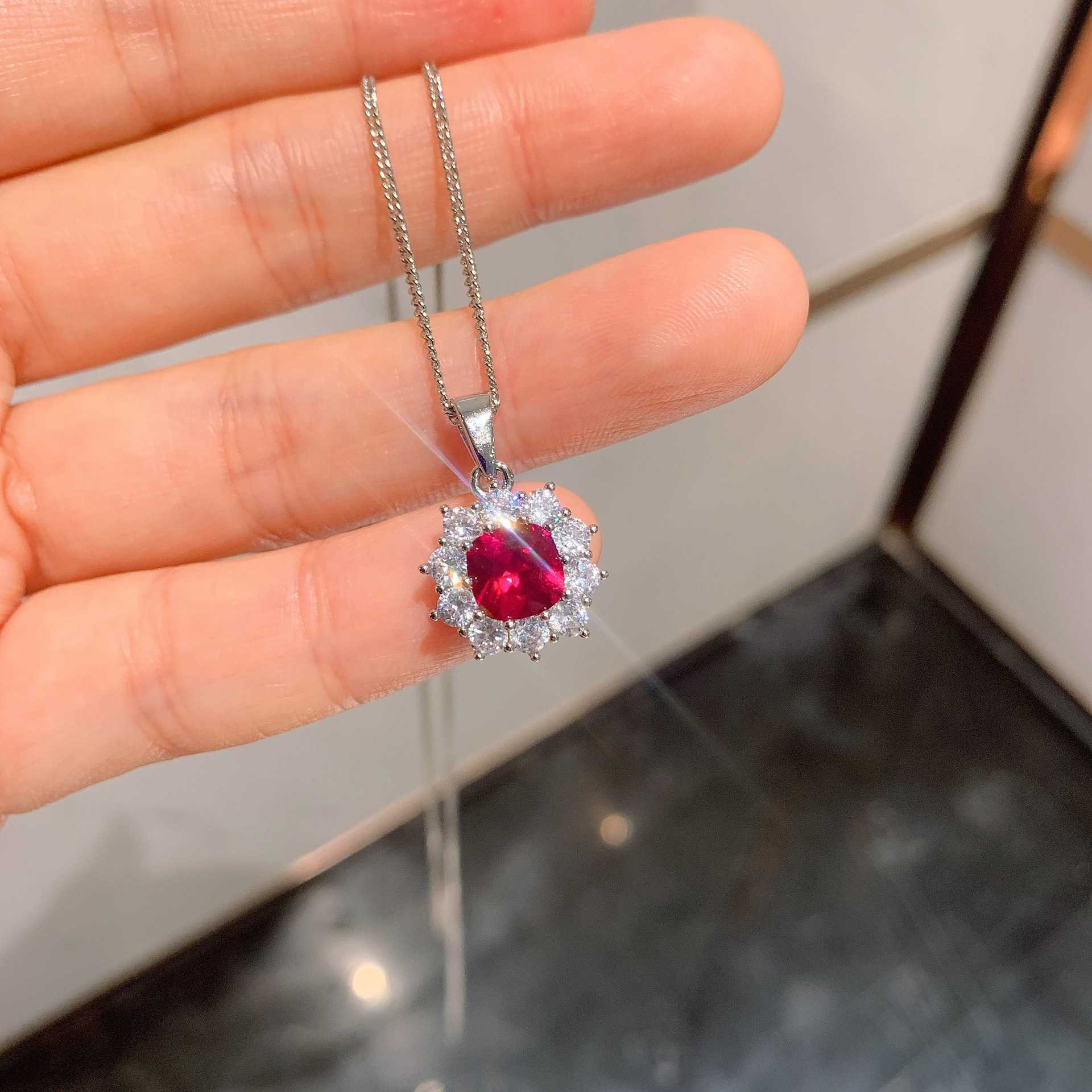 Zhuang Shengsheng an internet celebrity livestreams the Korean version of Ins trendy simulation red corundum set W250312