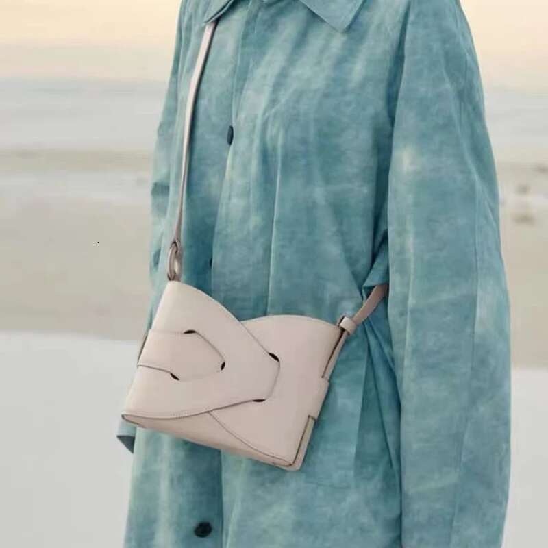 French Niche 2025 New High-End Light Underarm Girl Leather Messenger Handbag Simple Woven Bag Woman Crossbody Package